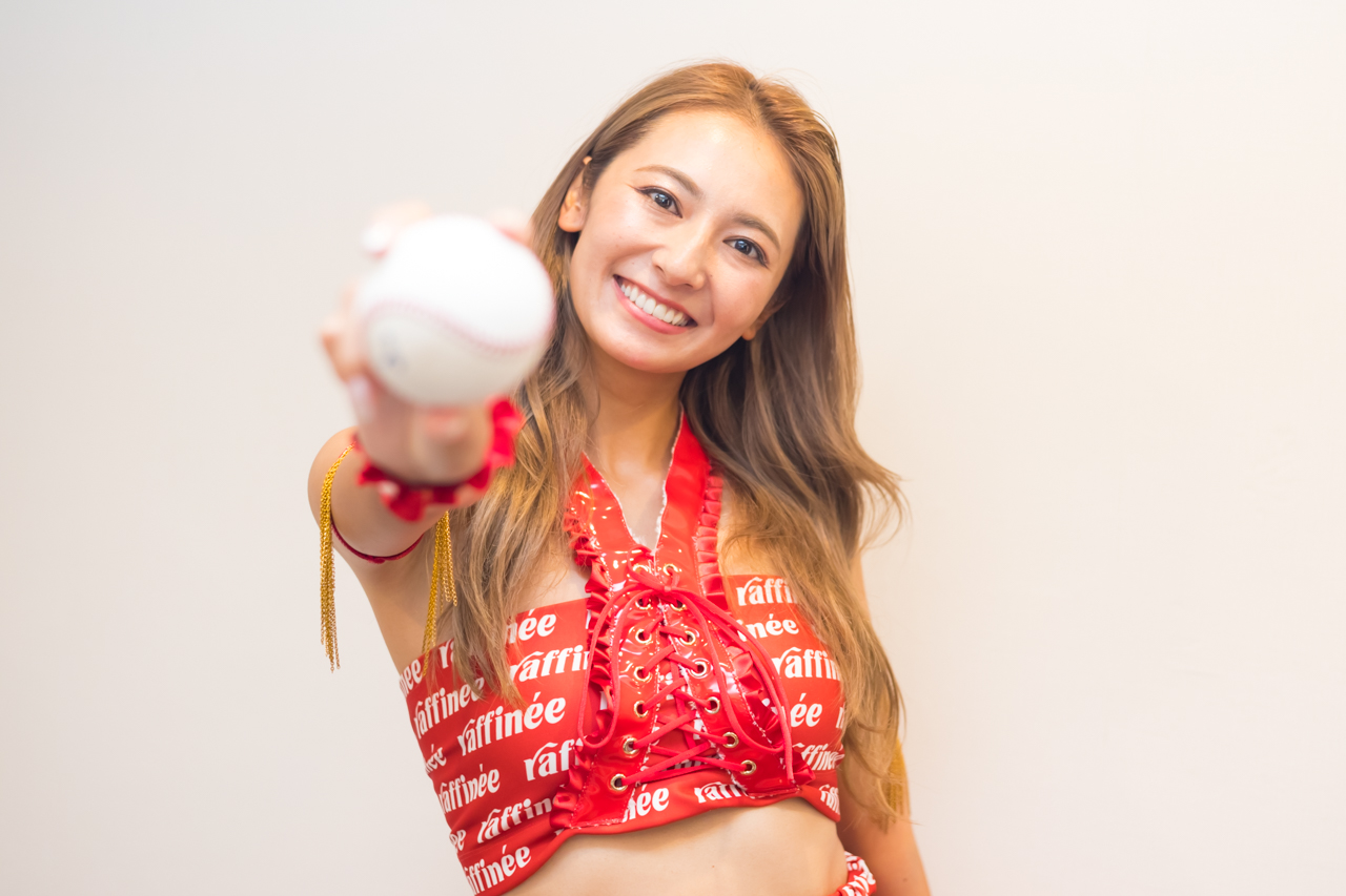 始球式で使用した日付入りの試合球を見せる近藤みやびさん