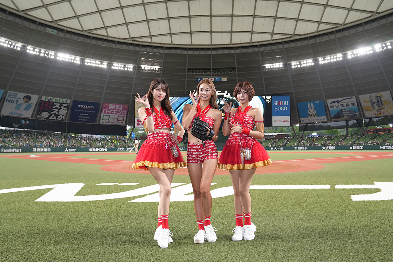 ベルーナドームのグラウンドに立つ長坂有紗さん、近藤みやびさん、藤井マリーさん