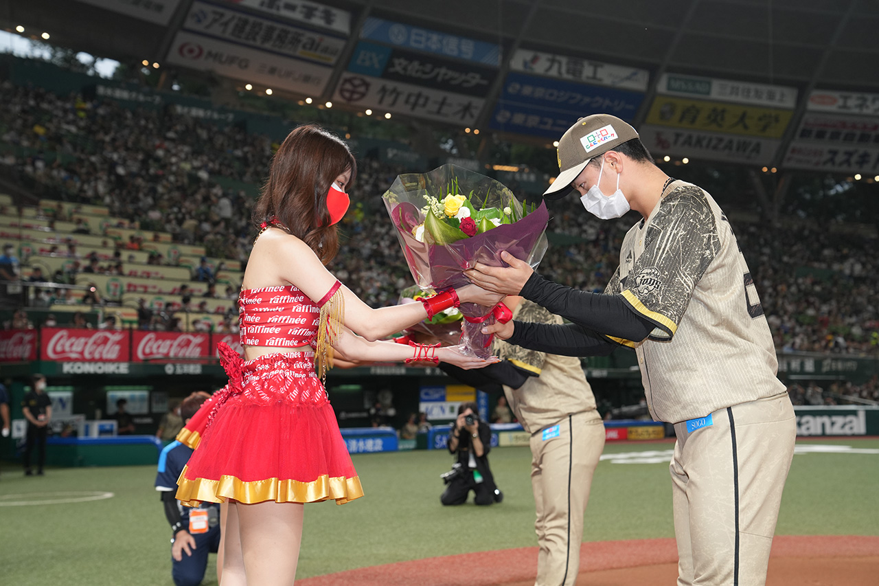 花束贈呈を行う長坂有紗さん