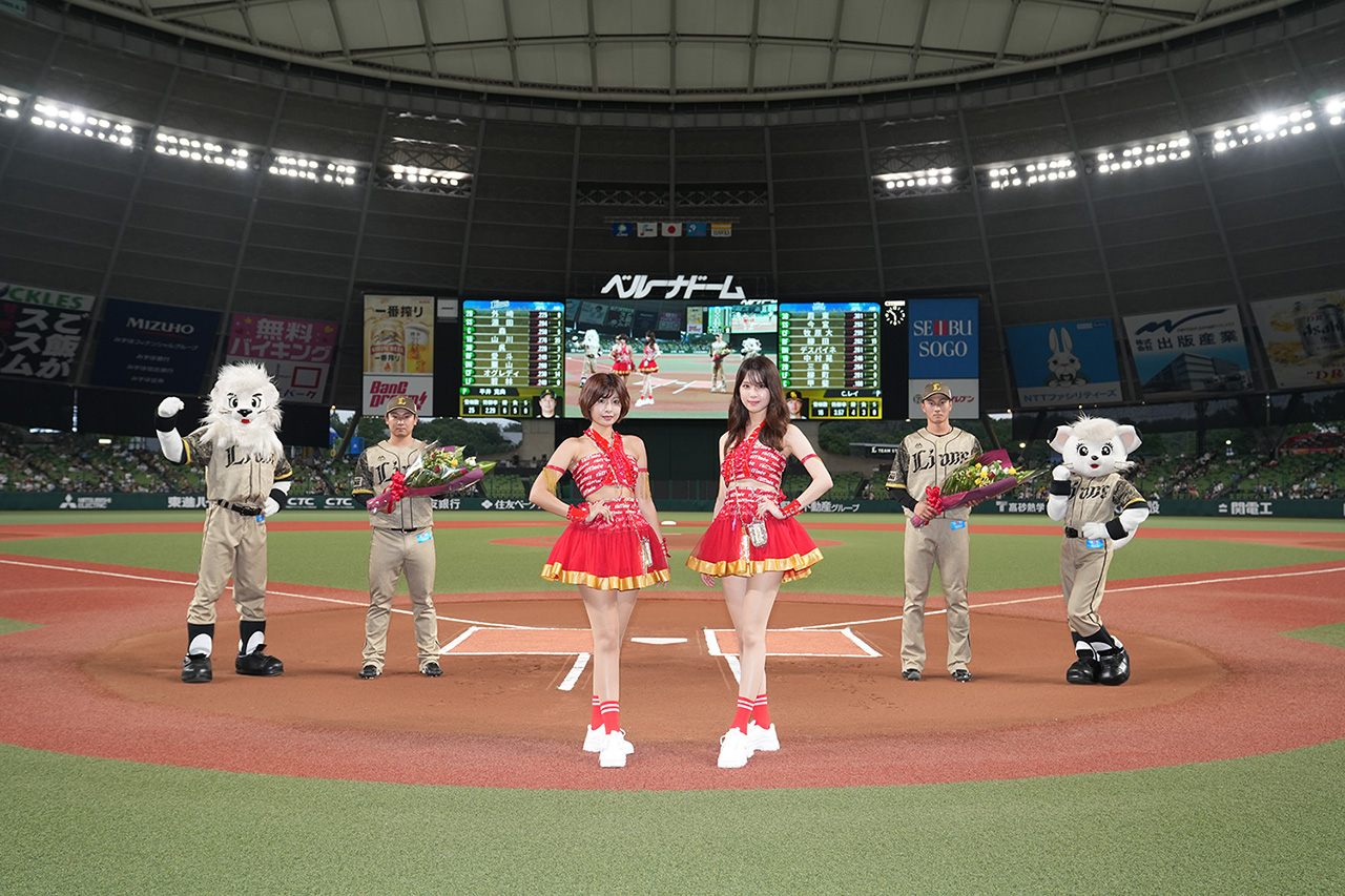 試合前の花束贈呈式に登場した藤井マリーさんと長坂有紗さん、西武ライオンズの古賀悠斗選手と長谷川信哉選手