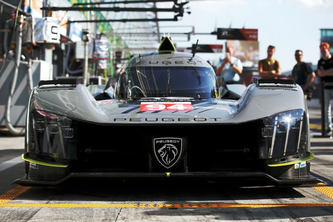 プジョー9X8のフロント部。大きな開口部の両サイドにあるヘッドライトは市販車にも見られる、ライオンの爪あとをイメージしたデザインになっている