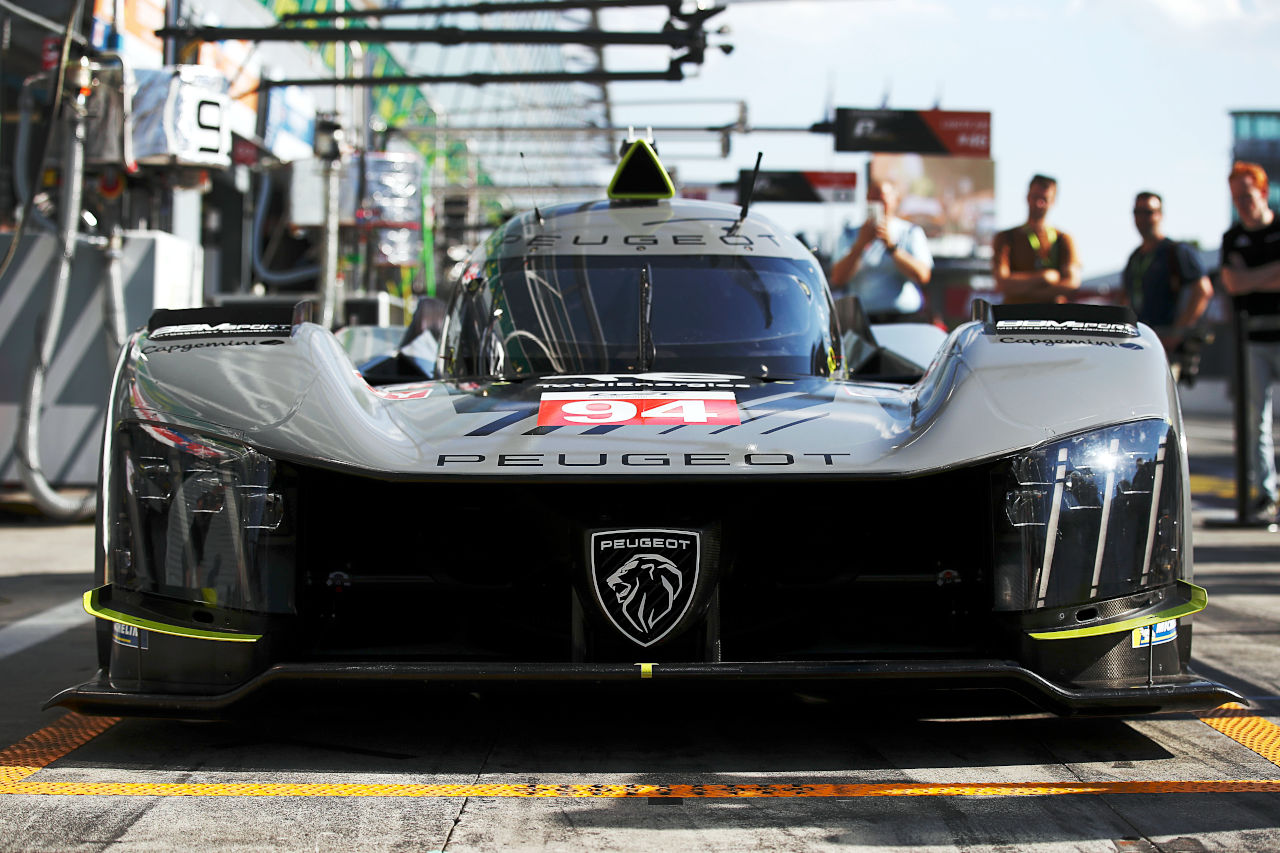 プジョー9X8のフロント部。大きな開口部の両サイドにあるヘッドライトは市販車にも見られる、ライオンの爪あとをイメージしたデザインになっている