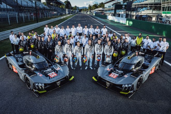 2022年WECに参戦しているプジョー9X8とプジョー・トタルエナジーズのチームメンバー