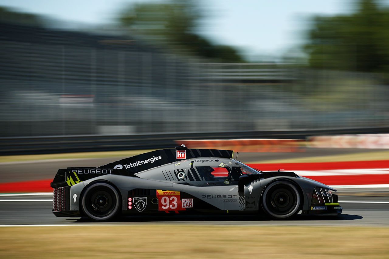 プジョー9X8のサイドビュー。リヤウイングレスのデザインと、“シャークフィン”と呼ばれるエンジンフードを最小化させているため重心が低く見える