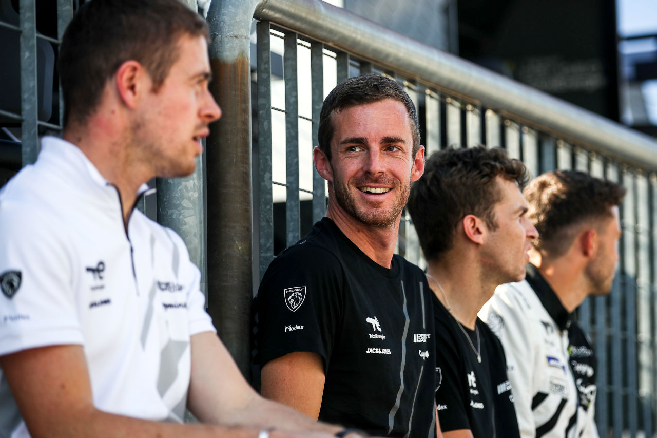 94号車プジョー9X8をドライブするジェームス・ロシター（中央）