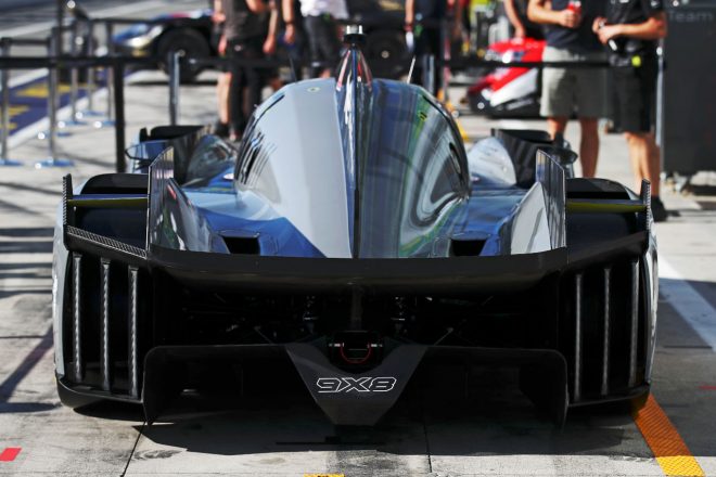 プジョー9X8のリヤ部。見てのとおりリヤウイングが存在しない。一方、開発段階で両サイドに小型のフラップ、カウルのテールエンドに大型のガーニーフラップ（中央）が追加された