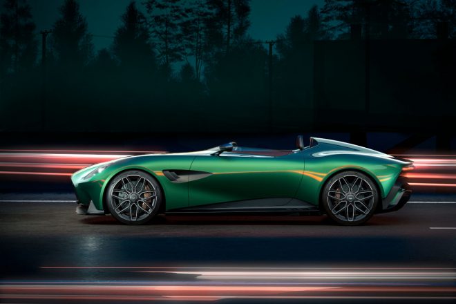 遮るものがない長いボンネットのラインは、低いウインドデフレクターや繊細なミラーを通して、見る人の目をコックピットに惹きつける