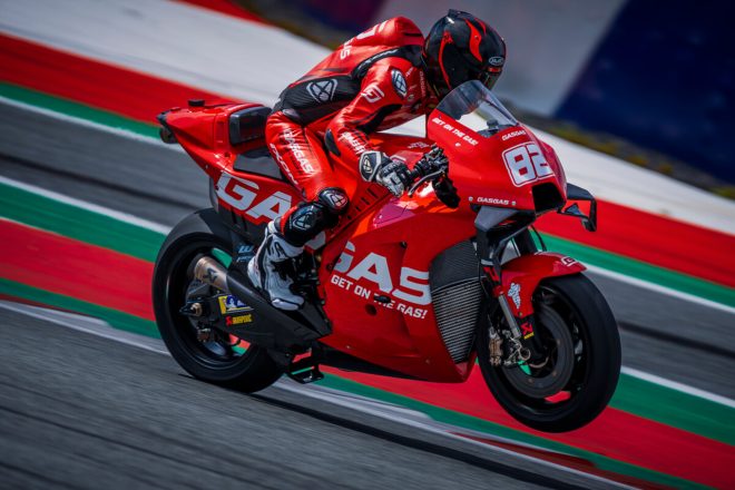 赤と白のカラーリングを纏ったGASGASのMotoGPマシン