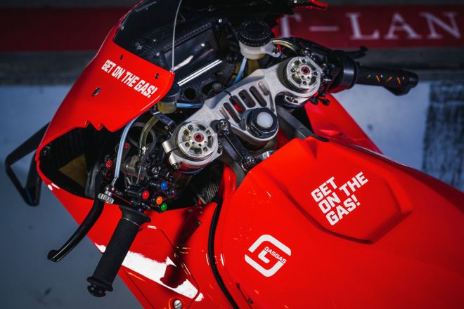 赤と白のカラーリングを纏ったGASGASのMotoGPマシン