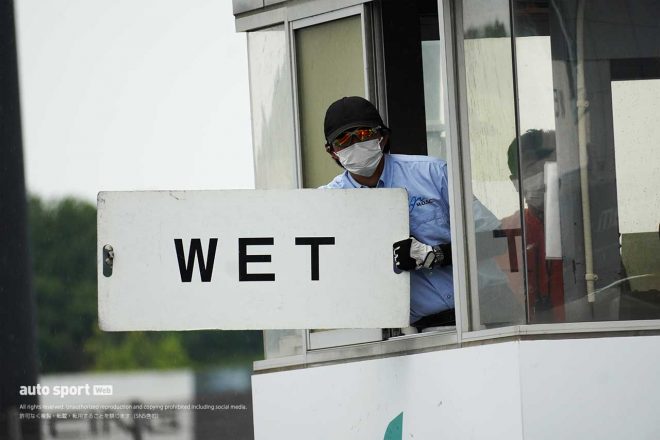 スタート直前に雨が降り、ウエット宣言が出された。