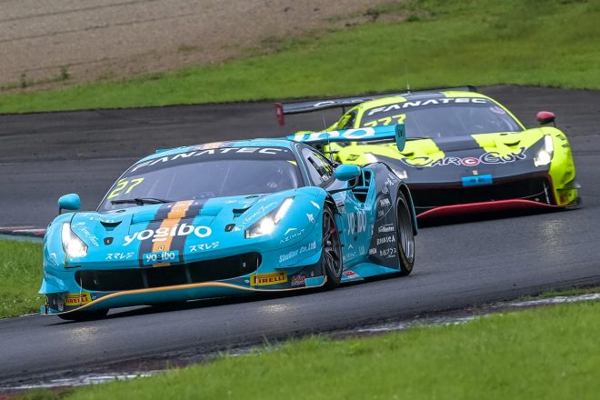 終盤テール・トゥ・ノーズのバトルを展開したヨギボー・レーシングの27号車フェラーリとカーガイ・レーシングの777号車フェラーリ