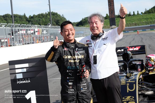 2022年全日本スーパーフォーミュラ選手権を制した関口雄飛（carenex TEAM IMPUL）と星野一義監督