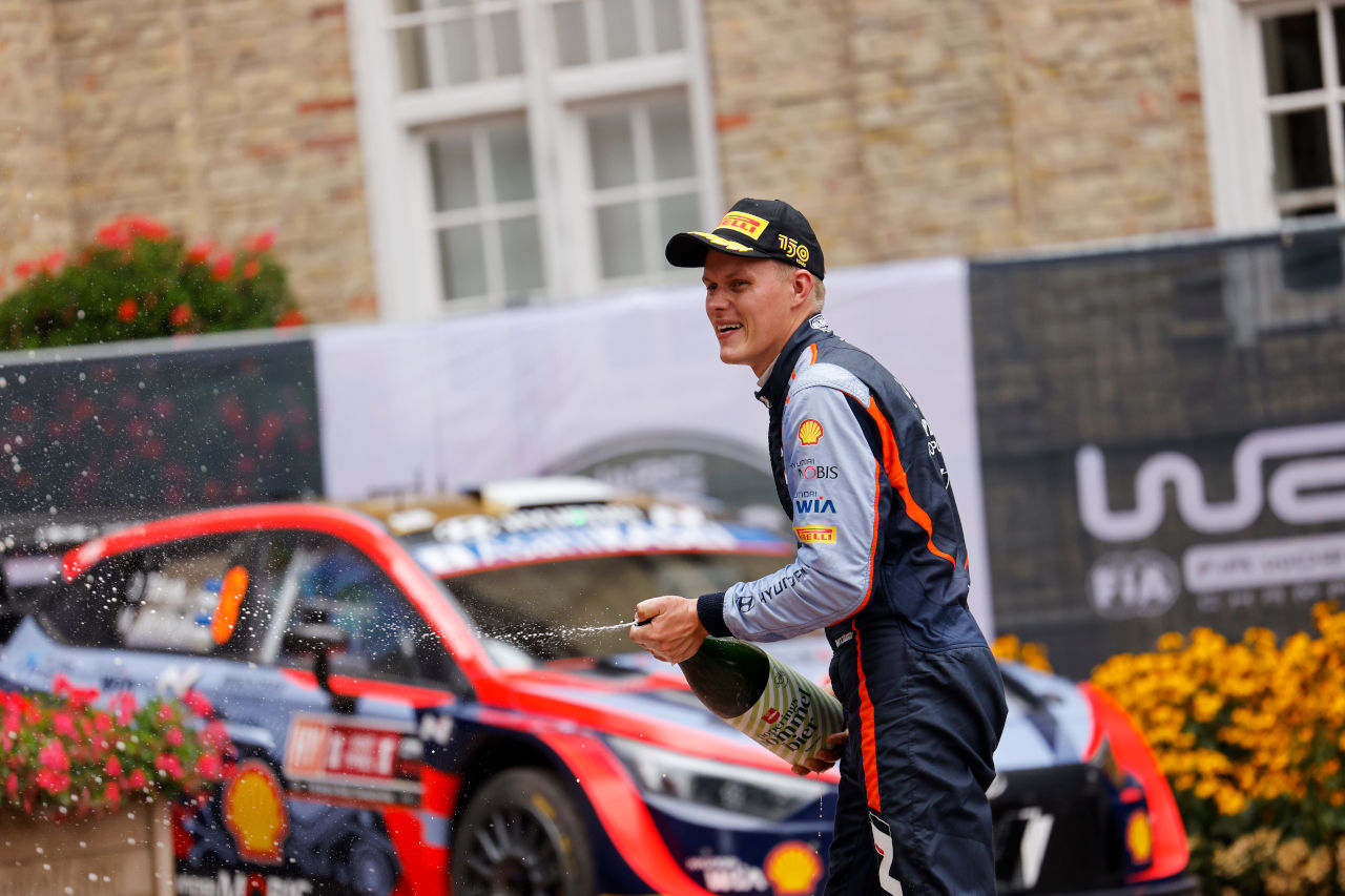 第8戦フィンランドに続く2連勝で今季3勝目を挙げたオット・タナク（ヒョンデi20 Nラリー1）　2022年WRC第9戦イープル・ラリー・ベルギー