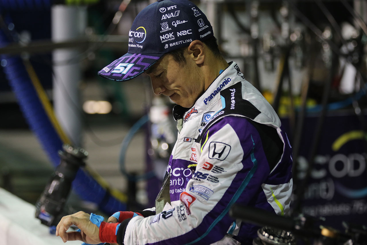 レース後、落胆の表情を浮かべる佐藤琢磨