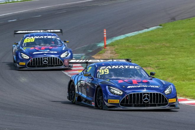 トリプルエイトJMRの2台のメルセデスAMG GT3