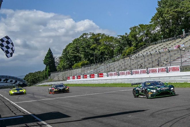 チェッカーとともにDステーション・レーシングのアストンマーティンが先行した。