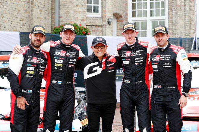 豊田章男社長（中央）と表彰台を獲得したTOYOTA GAZOO Racing WRTの選手たち。左からヤンネ・フェルム、エサペッカ・ラッピ、エルフィン・エバンス、スコット・マーティン