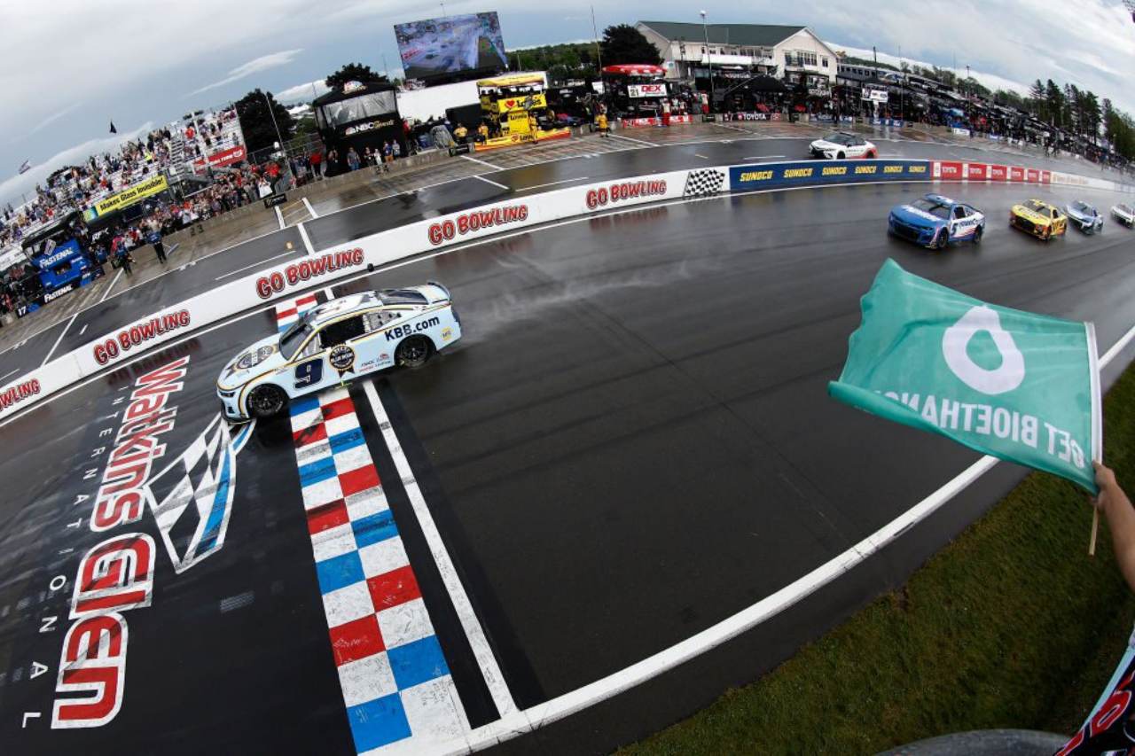 予選ポールのチェイス・エリオット（Hendrick Motorsports／シボレー・カマロ）にカイル・ラーソン（Hendrick Motorsports／シボレー・カマロ）が並ぶフロントロウに