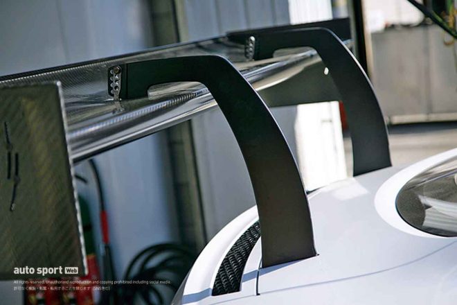 スワンネック式のリヤウイングが投入された2013年モデル