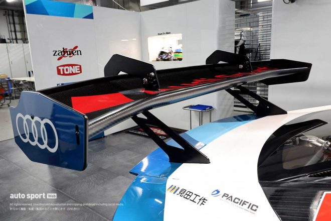 後ろ側から吊るす“リバーススワンネック式”が採用されたリヤウイング