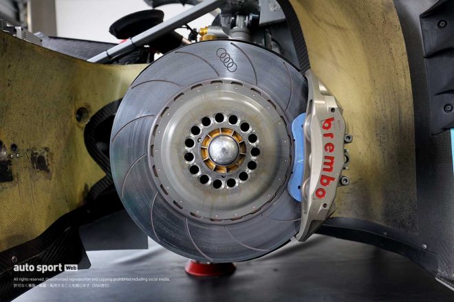ブレーキはブレンボ製。ディスクにはアウディのフォーリングスが入る