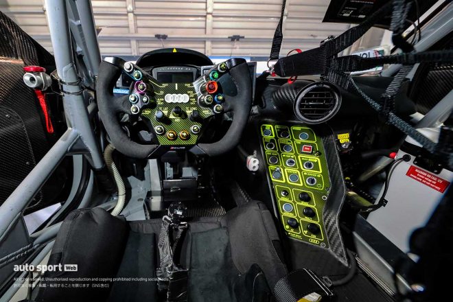 Team LeMans Audi R8 LMSのコックピット
