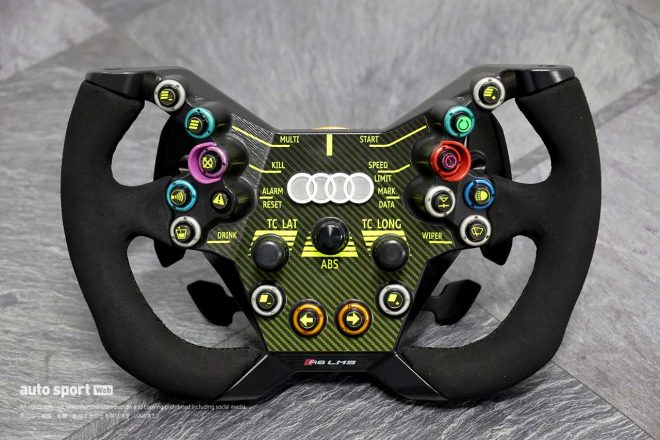 トラクションコントロールのダイヤルがふたつに変更されたステアリング