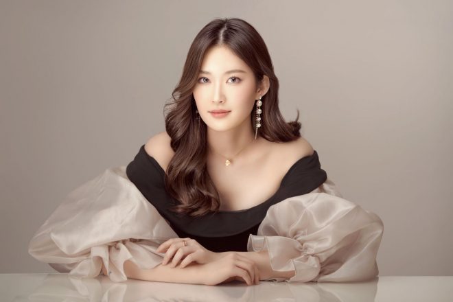 決勝スタート前の国歌独唱を担当する若手ソプラノ歌手の野々村彩乃さん