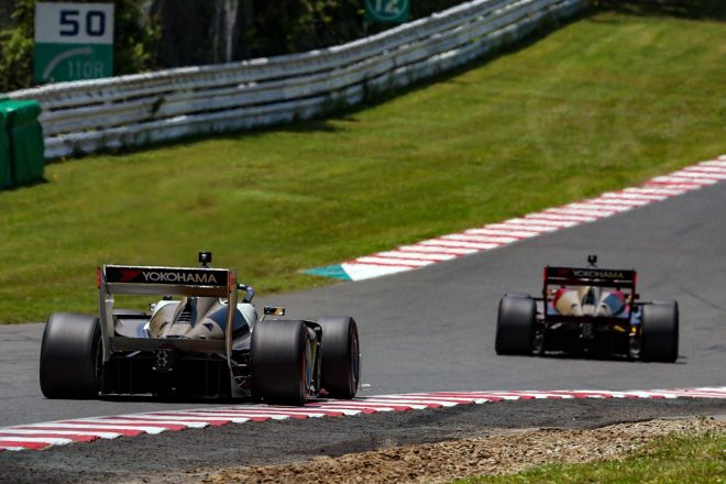 スポーツランドSUGOでの次世代車両開発テストで追従走行を行う“赤寅”“白寅”