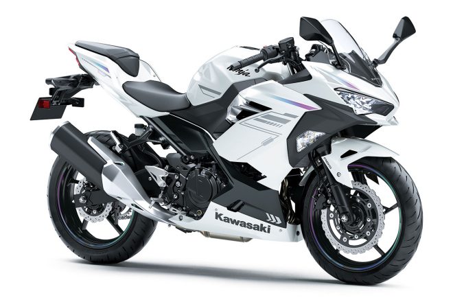 カワサキ『ニンジャ400』／ボディカラー：パールブリザードホワイト×メタリックカーボングレー