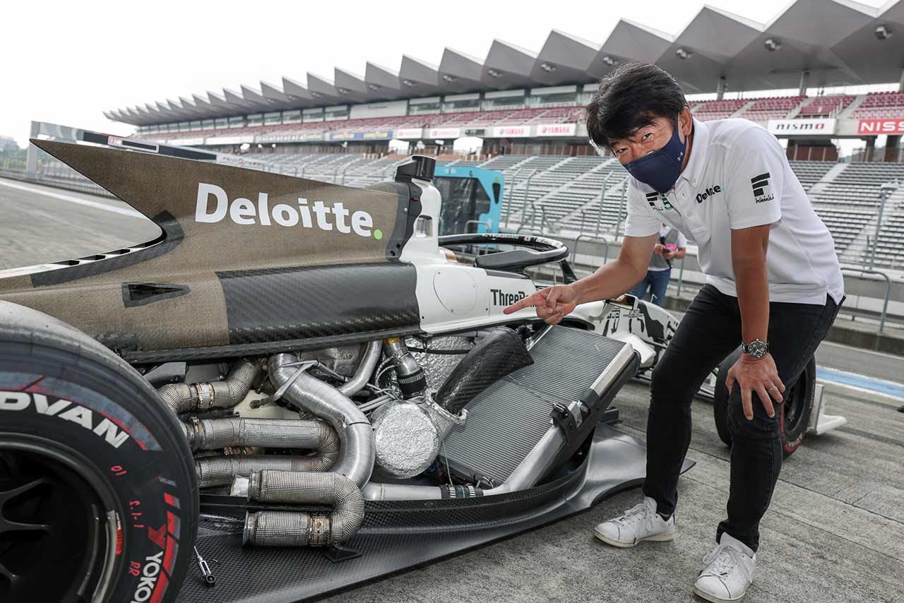 ホンダエンジン搭載の白寅号が排気音テストを実施した富士スピードウェイでの開発テストで、排気管の変更箇所を指差すJRP上野禎久社長