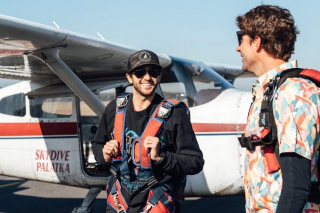 2021年12月のフェニックス戦でラリークロス・デビューを飾ったチェイス・エリオット（左）。トラビス・パストラーナとともにスカイダイビングでの会場入りを果たした