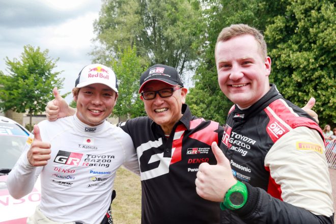 勝田貴元（左）、豊田章男社長（中央）、アーロン・ジョンストン（右）　2022年WRC第9戦イープル・ラリー・ベルギー