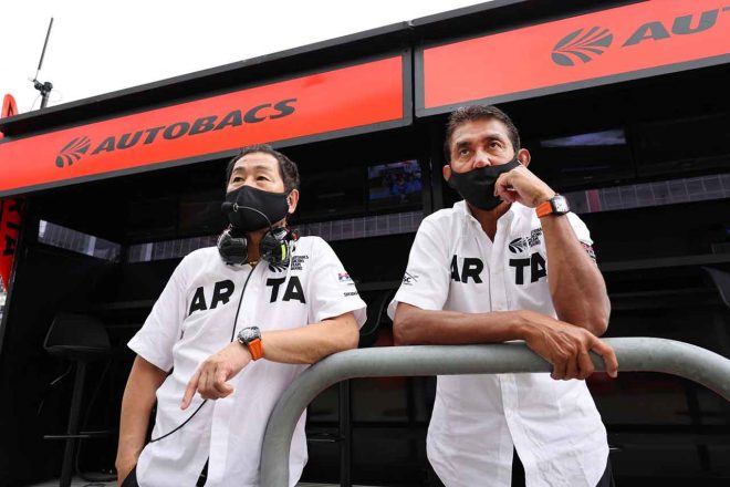 ARTAの土屋圭市エグゼクティブアドバイザー（左）、鈴木亜久里総監督（右）