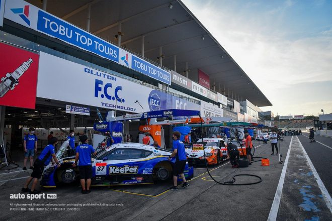 2022スーパーGT第5戦鈴鹿 KeePer TOM'S GR Supraとau TOM'S GR Supra