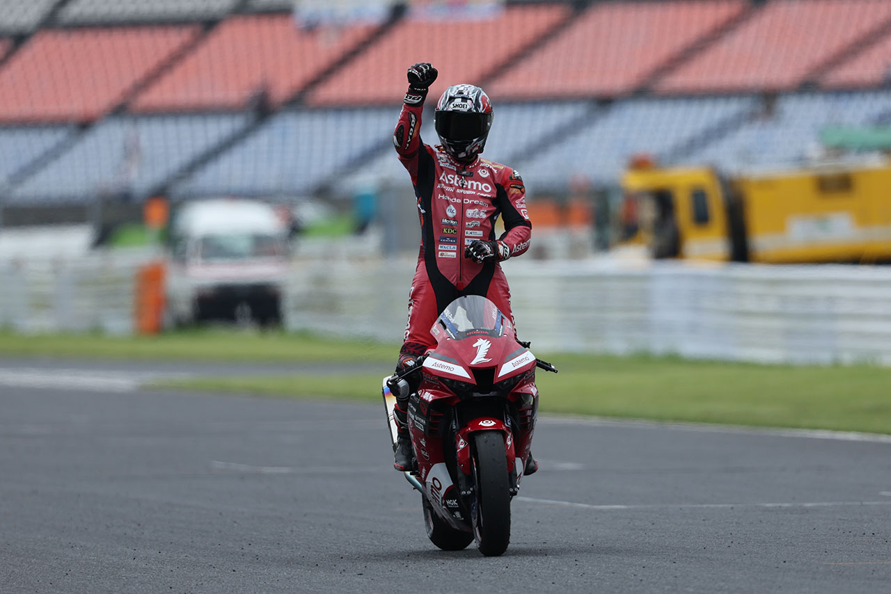 トップチェッカーの渡辺一馬（Astemo Honda Dream SI Racing）／2022全日本ロード第6戦オートポリス ST1000 レース1