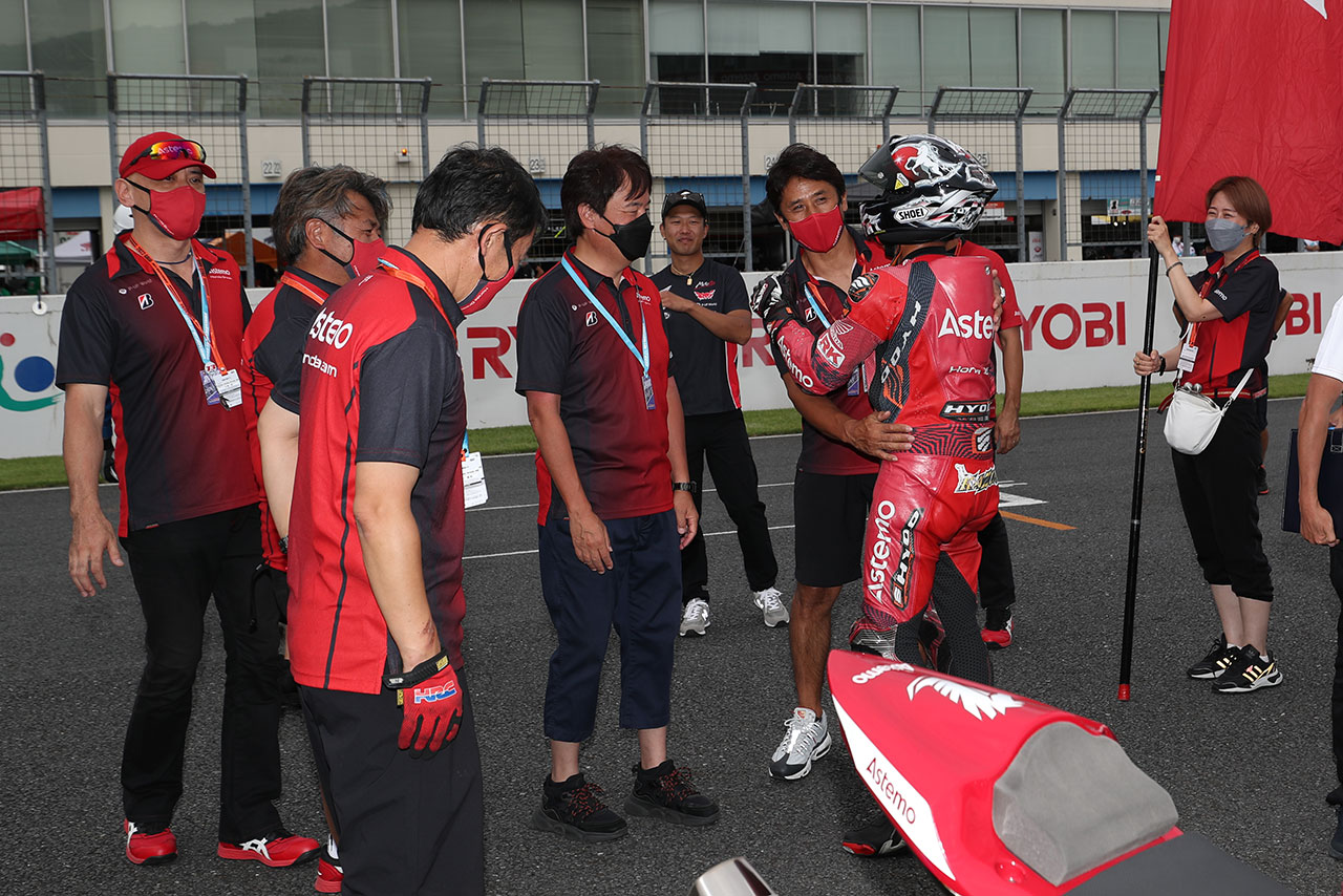 レース後に喜ぶ渡辺一馬（Astemo Honda Dream SI Racing）／2022全日本ロード第6戦オートポリス ST1000 レース1