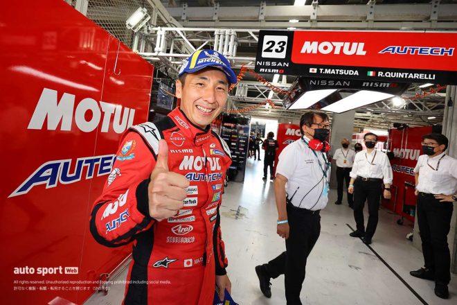 2022スーパーGT第5戦鈴鹿　ロニー・クインタレッリのポール獲得を喜ぶ松田次生（MOTUL AUTECH Z）