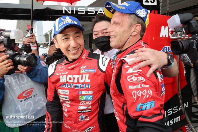 2022スーパーGT第5戦鈴鹿　GT500クラスのポールポジションを獲得した松田次生とロニー・クインタレッリ（MOTUL AUTECH Z）