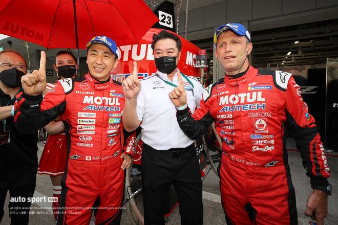 2022スーパーGT第5戦鈴鹿　GT500クラスのポールポジションを獲得した松田次生／中島健監督／ロニー・クインタレッリ（MOTUL AUTECH Z）