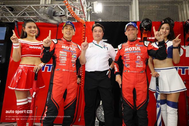 2022スーパーGT第5戦鈴鹿　GT500クラスのポールポジションを獲得した松田次生／中島健監督／ロニー・クインタレッリ（MOTUL AUTECH Z）