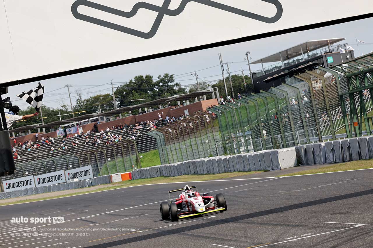 2022FIA-F4選手権第8戦鈴鹿　チェッカーを受ける三井優介（HFDP RACING TEAM）