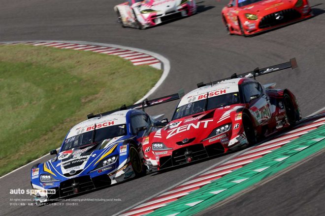 2022スーパーGT第5戦鈴鹿　WedsSport ADVAN GR SupraをオーバーテイクするZENT CERUMO GR Supra