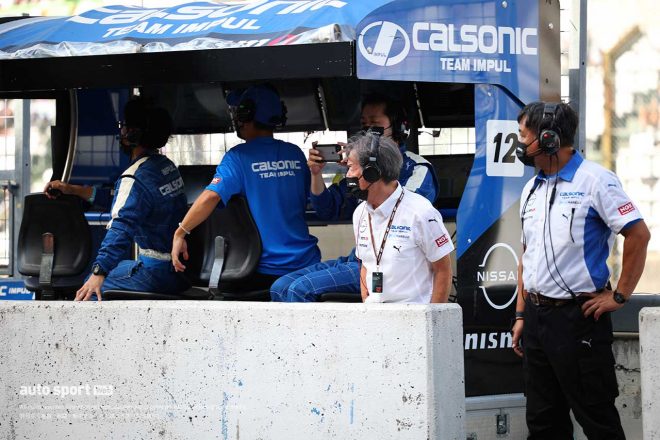 2022スーパーGT第5戦鈴鹿　サインガードで戦況を見守る星野一義監督（TEAM IMPUL）