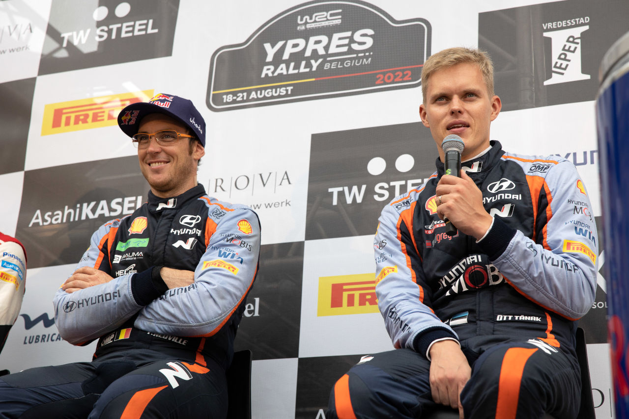 ティエリー・ヌービル（左）とオット・タナク（右）　2022年WRC第9戦イープル・ラリー・ベルギー