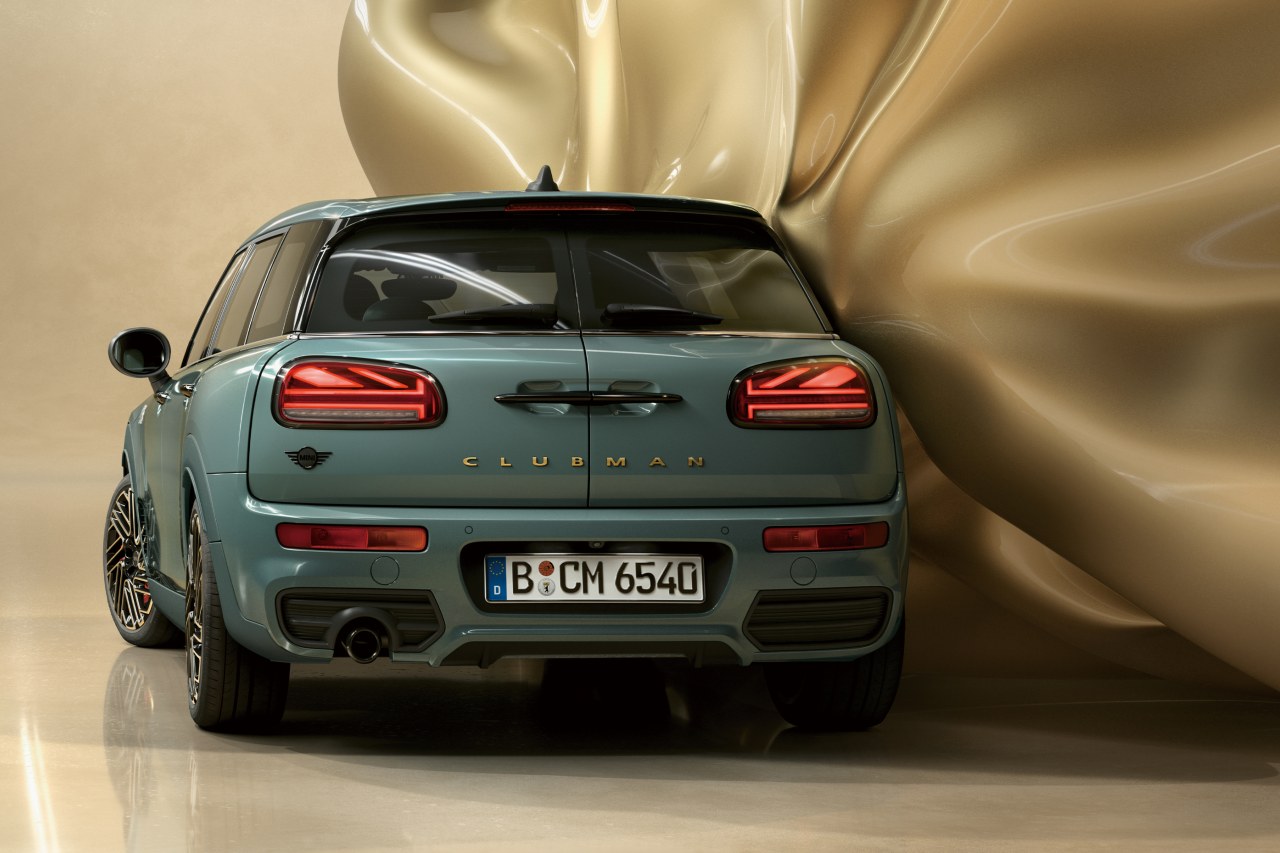 『ミニ・クロスオーバー』の専用エクステリアカラーとして人気の“セージ・グリーン”をアントールド・エディション限定色として採用