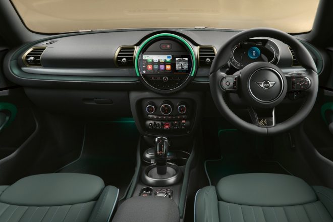 専用色セージ・グリーンを基調にブラスカラー・アクセントを随所に効かせ、ドアトリムのイルミネーションも、繊細なストライプ・パターンとグリーンの配色を組み合わせた専用デザインとしている