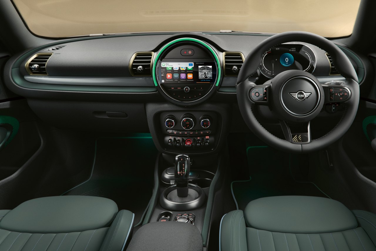 専用色セージ・グリーンを基調にブラスカラー・アクセントを随所に効かせ、ドアトリムのイルミネーションも、繊細なストライプ・パターンとグリーンの配色を組み合わせた専用デザインとしている