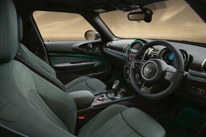 上質なレザーを用いたMINI Yours（ミニ・ユアーズ）レザー・ラウンジ・シートにも、クリアブルーのステッチが施されたセージ・グリーンのカラーを採用する