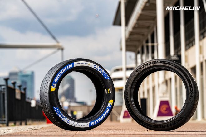 フォーミュラEのレースに用いられるミシュラン・パイロットスポーツEV(左)と市販車用のパイロットスポーツEV(右)